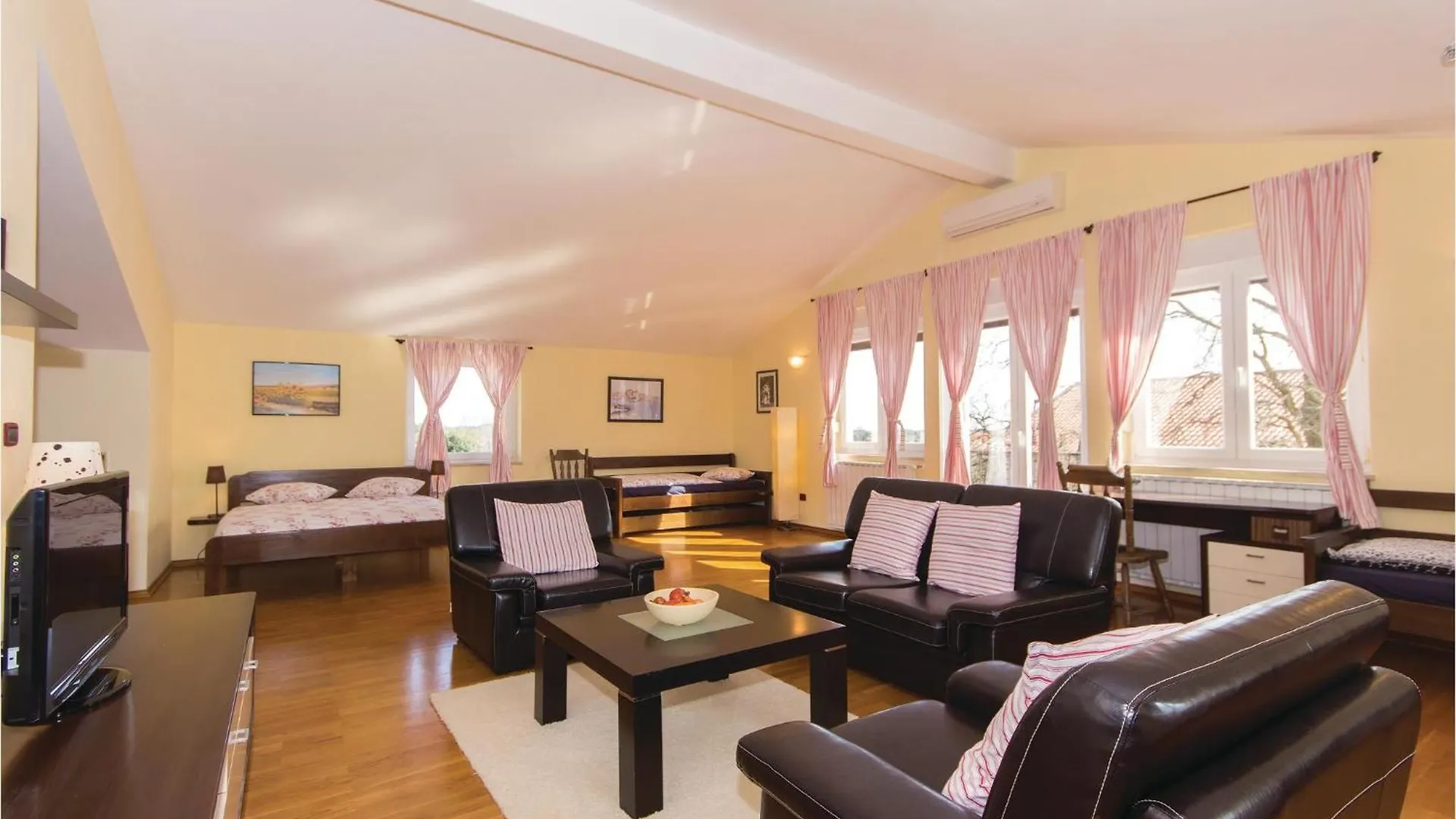 3 Bedroom Cozy Home In Liznjan Croatia