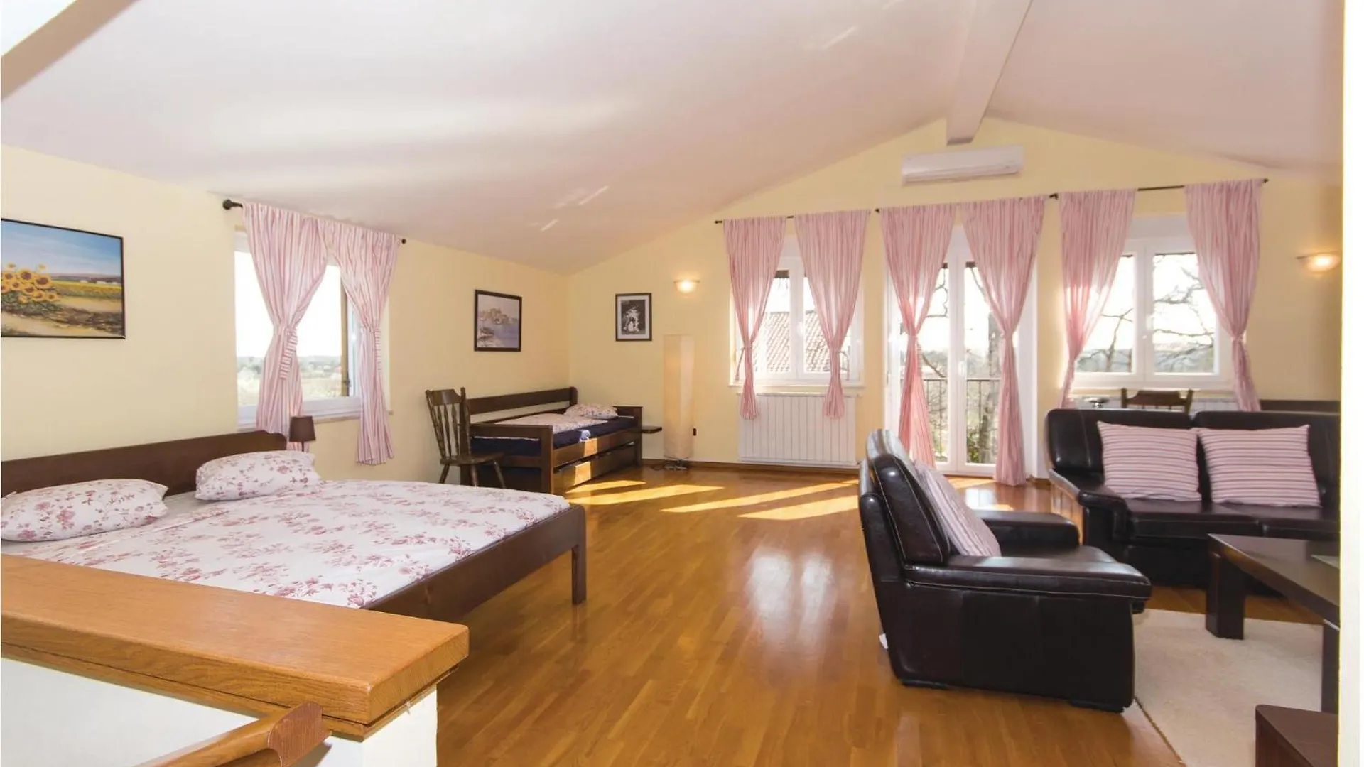 3 Bedroom Cozy Home In Liznjan Holiday home