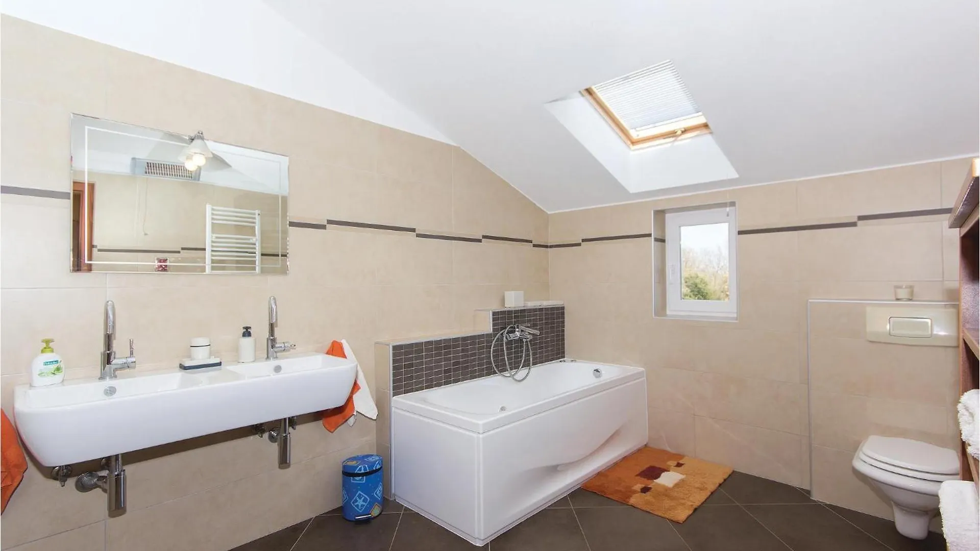 3 Bedroom Cozy Home In Liznjan Holiday home